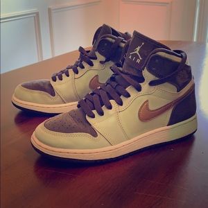 AJ1 Air Jordan 1 Girls (Grade School) Size 4Y